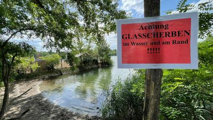 An einem Wildbadestrand am Weißen See wurden Glasscherben entdeckt - die Polizei ermittelt nun.