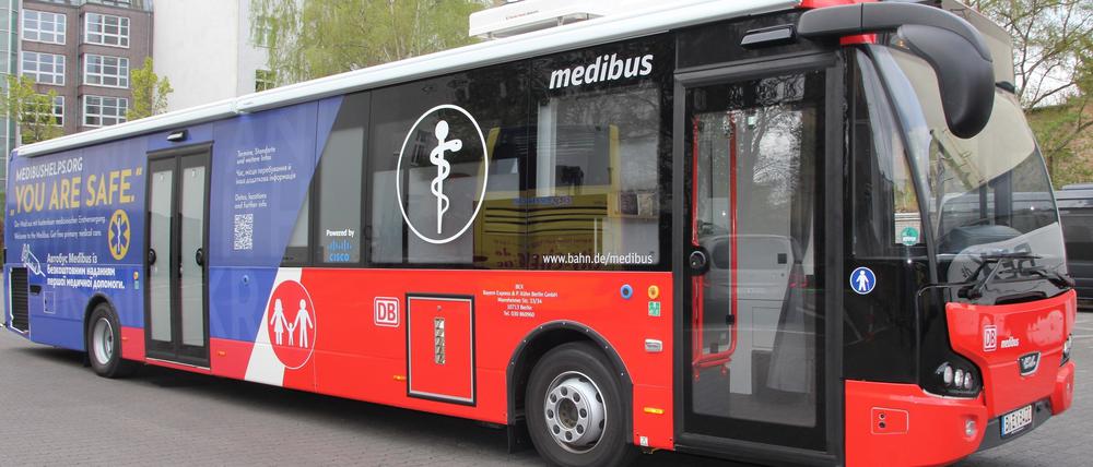 Rot-blauer Bus, der als rollende Arzpraxis für Geflüchtete dient.