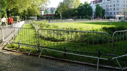 Provisorische Zäune schützen die Grünflächen auf dem Savignyplatz vor dem Betreten.