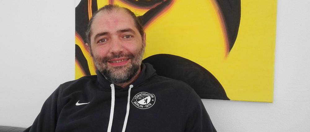 Murat Doğan, Trainer der Fußballerinnen von Türkiyemspor Berlin.