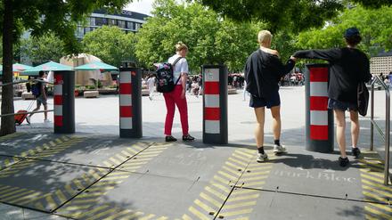 Junge Frauen gehen durch die Sicherheitspoller am Breitscheidplatz in Berlin-Charlottenburg.