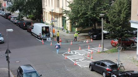 VVon einer Bürgerinitiative selbst aufgemalte Gehwegvorstreckungen in Berlin-Pankow werden durch das Ordnungsamt prompt übertüncht.