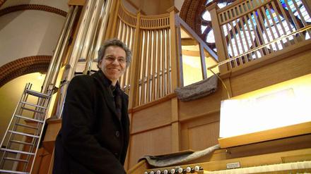 Cornelius Häußermann ist Leiter der Berliner Bach-Gesellschaft. Der Kantor und Organist der Paulus-Gemeinde Zehlendorf steht vor der neuen großen Orgel im französischen Stil.