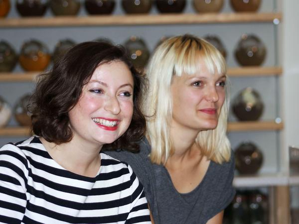 Die Freude über den neuen Supermarkt sieht man ihnen an: Sara Wolf und Milena Glimbovski.