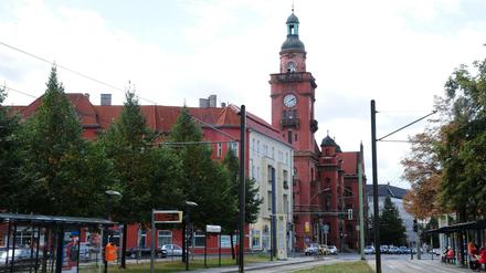 Blick in die Breite Straße mit Rathaus Pankow im Hintergrund.