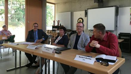 "Anhörung im Kammerton", wie unser Autor (zweiter von rechts) schreibt: von links: Adrian Grasse (CDU), Maren Schellenberg (Bündnis 90/Grüne), Hans-Roland Fäßler (IVBB Dahlem), Norbert Buchta (SPD)