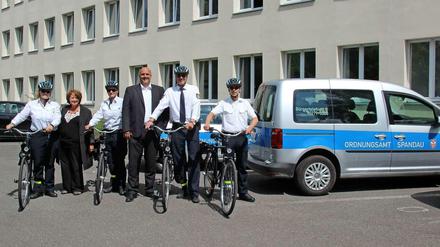 Stadtrat Stephan Machulik und Amtsleiterin Elke Gassert schicken die Fahrradstaffel zum Einsatz.
