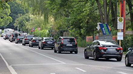 In der Potsdamer Chaussee staut sich der Verkehr vor der Baustellenampel.