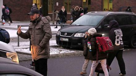 Halt! Stefan Tischer stoppt einen Autofahrer um Kindern das Überqueren der Fahrbahn zu ermöglichen.