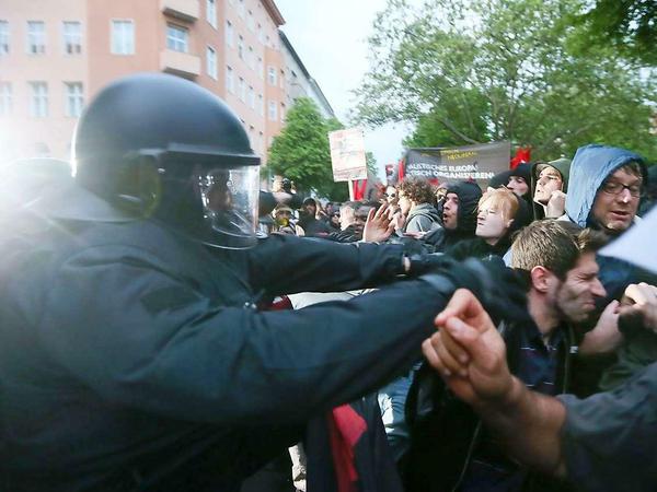 Aus dem Schwarzen Block fliegen Böller und Flaschen - immer wieder nimmt die Polizei einzelne Demonstranten fest