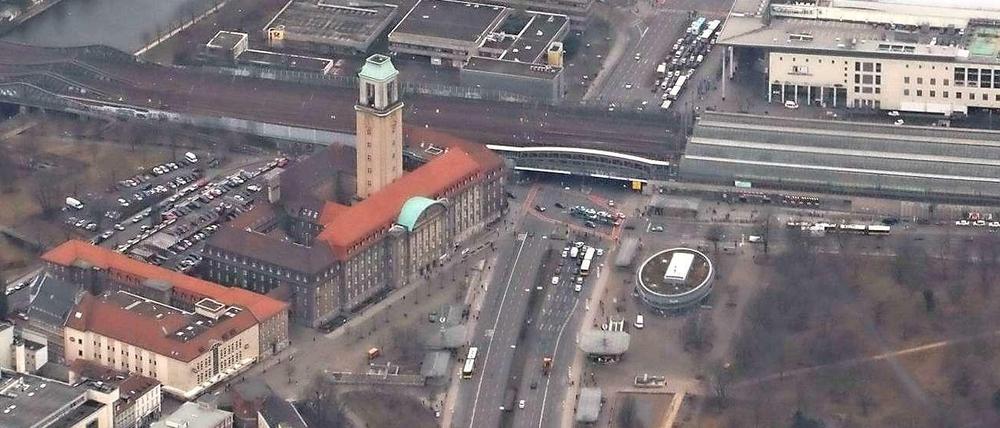 Das Spandauer Rathaus aus der Vogelperspektive, die dunklen Dachbereiche sind rund 70 Jahre alt.