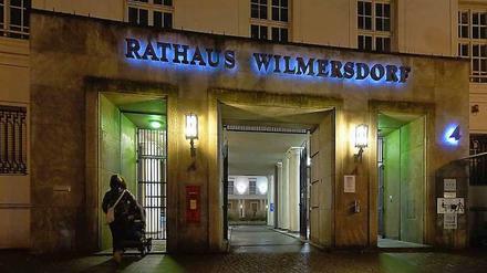 Ende vorigen Jahres, als dieses Bild entstand, verließen alle Ämter das Rathaus Wilmersdorf. Ein Angestellter der Bezirkskasse bereicherte sich dabei offenbar. 