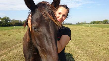 Rebecca Böde mit einem ihrer Pferde.