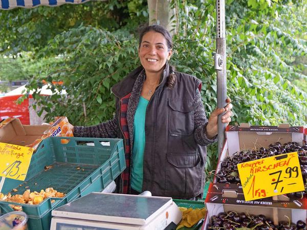 Obst- und Gemüsehändlerin Hatice Bayrak beklagte Belästigungen ihrer Kunden am Henriettenplatz.