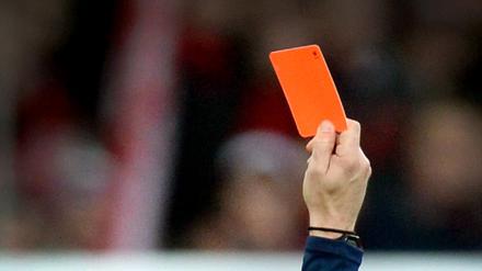 Rote Karte im Fußball. 
