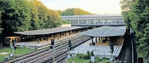 Der S-Bahnhof Westkreuz in Charlottenburg. Das Foto entstand auf einer stillgelegten Eisenbahnbrücke. Hier soll ein zweiter Zugang entstehen.