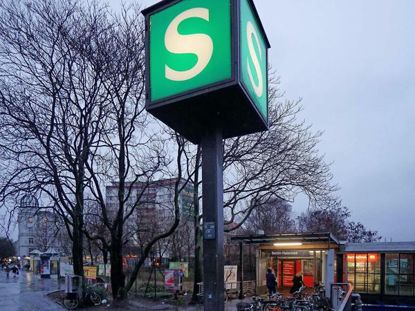 Direkt nebenan am westlichen Kurfürstendamm steht der Eingangsbau des S-Bahnhofs Halensee. 