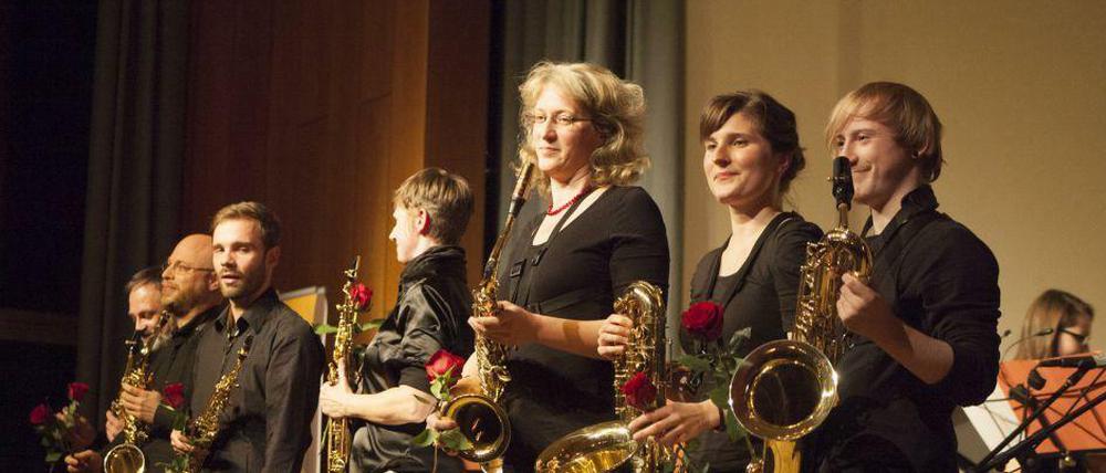 Das Saxophon-Ensemble X Steps Beyond wurde vor 28 Jahren an der Leo-Borchard-Musikschule gegründet. Einige der ehemaligen Schüler aus der Gründungszeit sind nun auch zum Festkonzert aufgetreten