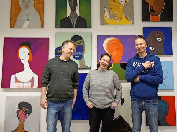 Drei der Ateliermieter: Die Künstler Jürgen Kelling, Michaela Seliger und Piotr Bialoglowicz in dessen Arbeitsraum.