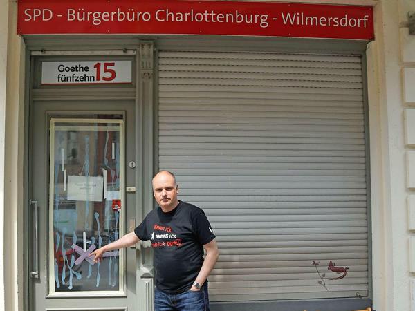 Das beschädigte SPD-Büro in der Goethestraße zeigt hier dessen Leiter Dierk Spreen.