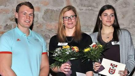 Annika Schleu (Mitte) mit der Zweitplatzierten Rebecca Landrehr und Kanu-Doppelolympiasieger Marcus Groß.