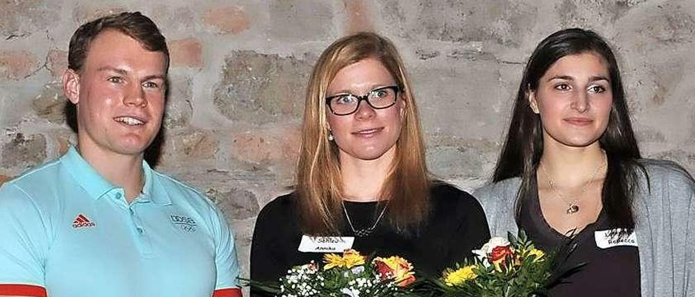 Annika Schleu (Mitte) mit der Zweitplatzierten Rebecca Landrehr und Kanu-Doppelolympiasieger Marcus Groß.
