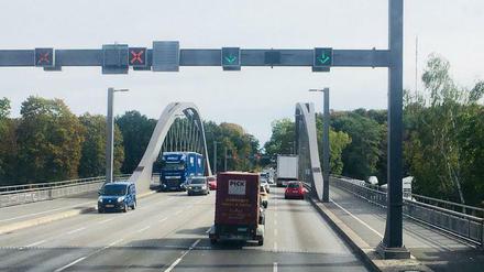 Die Freybrücke in Berlin-Spandau nach dem Berufsverkehr. Der Senat will die Radspur auf die Straße legen - es geht um die rechte Spur auf diesem Bild.