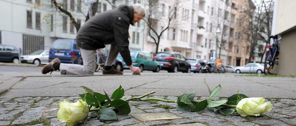 Steine des Anstoßes. An der Dahlmannstraße will der Vermieter die „Stolpersteine“ für NS-Opfer entfernen. Ein Zeichen dagegen setzt hier Helmut Lölhöffel von der Gedenk-Initiative.