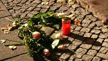 Ein „Stolperstein“: Etwa 120 davon gibt es allein Steglitz-Zehlendorf; sie sollen Passanten daran erinnern, wo einst Menschen lebten, die von den Nationalsozialisten ermordet wurden