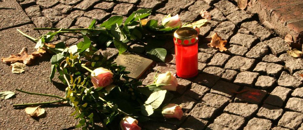 Ein „Stolperstein“: Etwa 120 davon gibt es allein Steglitz-Zehlendorf; sie sollen Passanten daran erinnern, wo einst Menschen lebten, die von den Nationalsozialisten ermordet wurden