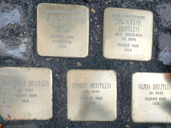 Familie Beutler flüchtete 1935 vor der Nazi-Diktatur, wie die neuen Gedenksteine vor der einstigen Arztpraxis und Wohnung zeigen.