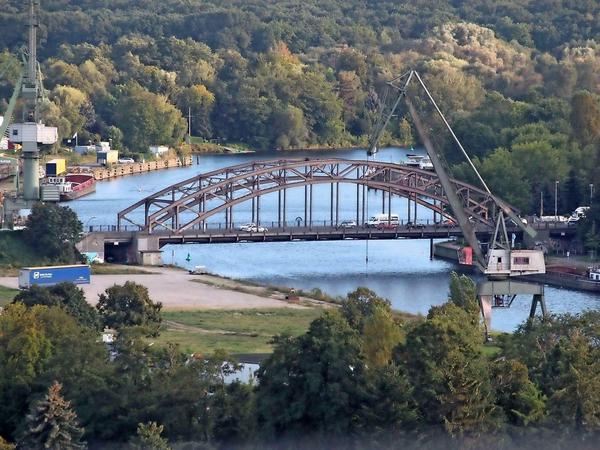 The Oberhafen in front of the Schulenburg Bridge is to become a transhipment point for heavy loads.