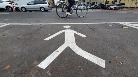 Vor allem an Kreuzungen gefährden parkende Autos und Lkw Fußgänger:innen – darunter insbesondere Kinder und Menschen mit Rollatoren (Symbolbild).