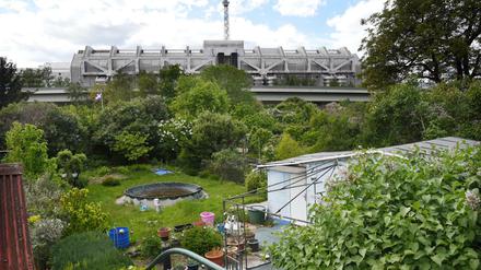 Die Kleingartenkolonie auf dem Westkreuzpark in Charlottenburg mit dem ICC - Internationales Congress Center.