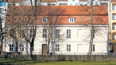 Blick auf die Fassade des Schoeler-Schlösschens in der Wilhelmsaue in Berlin-Wilmersdorf.