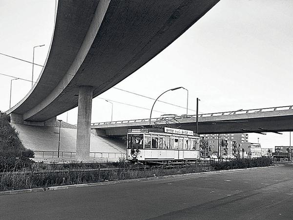 Bis in die 60er fuhr die Straßenbahn nach Spandau - hier rollt die 55 vom Jakob-Kaiser-Platz nach Siemensstadt.