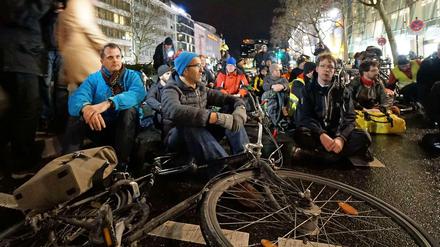 Protest am Unfallort. Teilnehmer des Sit-ins in der Tauentzienstraße, zu dem Initiatoren des „Volksentscheids Fahrrad“ am Dienstagabend aufgerufen hatten.