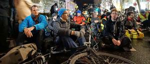 Protest am Unfallort. Teilnehmer des Sit-ins in der Tauentzienstraße, zu dem Initiatoren des „Volksentscheids Fahrrad“ am Dienstagabend aufgerufen hatten.