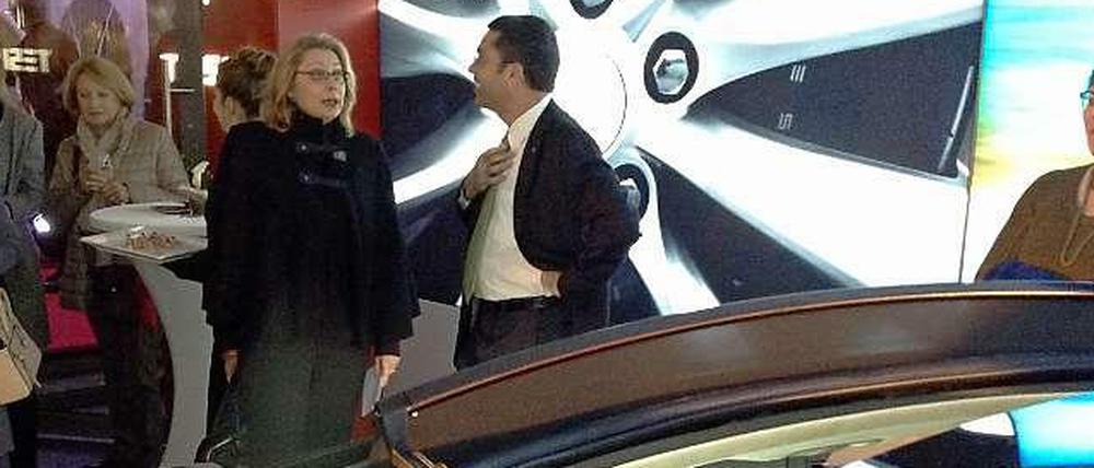 Eröffnung. Wirtschaftssenatorin Cornelia Yzer und Tesla-Vizepräsident Jerome Guillen im neuen Store des Elektroauto-Herstellers am Ku'damm. 