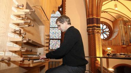 Kantor und Organist Cornelius Häußermann spielt die neue große Orgel im französisch gestimmten Stil.