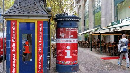Anlaufstelle für Berlin-Besucher. Der alte Kiosk mit dem neuen Touristen-Informationsbüro kurz vor der Eröffnung.