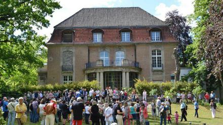 Die Villa an der Ulmenallee 35, hier im Juni mit Teilnehmern eines "Kiezspaziergangs" des Bezirksamts.