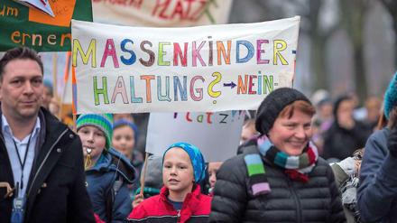 Kinder und Eltern bei der Schul-Demo Ende Januar in Französisch-Buchholz.
