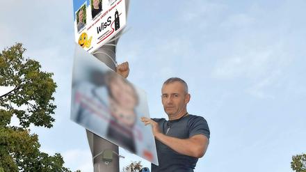 WisS-Chef Emilio Paolini bei der Demontage eines Wahlplakates der SPD, eine Fotomontage.