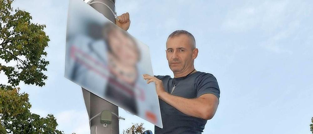 WisS-Chef Emilio Paolini bei der Demontage eines Wahlplakates der SPD, eine Fotomontage.