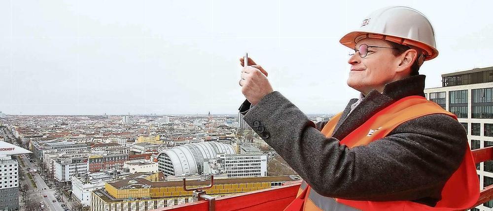 Gute Aussichten. Michael Müller macht ein Erinnerungsfoto im 22. Stock des Upper-West-Rohbaus am Breitscheidplatz.
