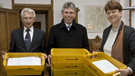 Ein Bild aus vergangenen Tagen: Norbert Kopp (links) und Cerstin Richter-Kotowski lächeln gemeinsam mit dem damaligen Vorsitzenden der Bürgerinitiative Pro-Reli. 