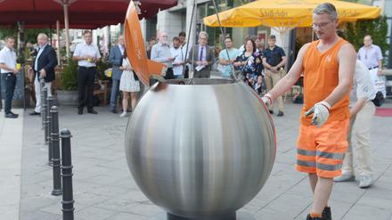 Die futuristischen Bubbles - hier bei der Vorstellung im Sommer am Alexanderplatz - passen nicht ins historische Bild der Spandauer Altstadt.