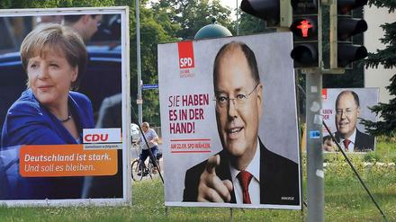 Angela Merkel und Peer Steinbrück auf Wahlplakaten.