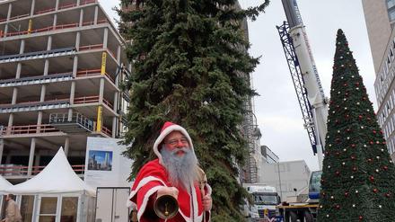 Feine Fichte. Weihnachtsmann Frank Knorre gefällt der Weihnachtsbaum des Jahres 2015 auf dem Breitscheidplatz.